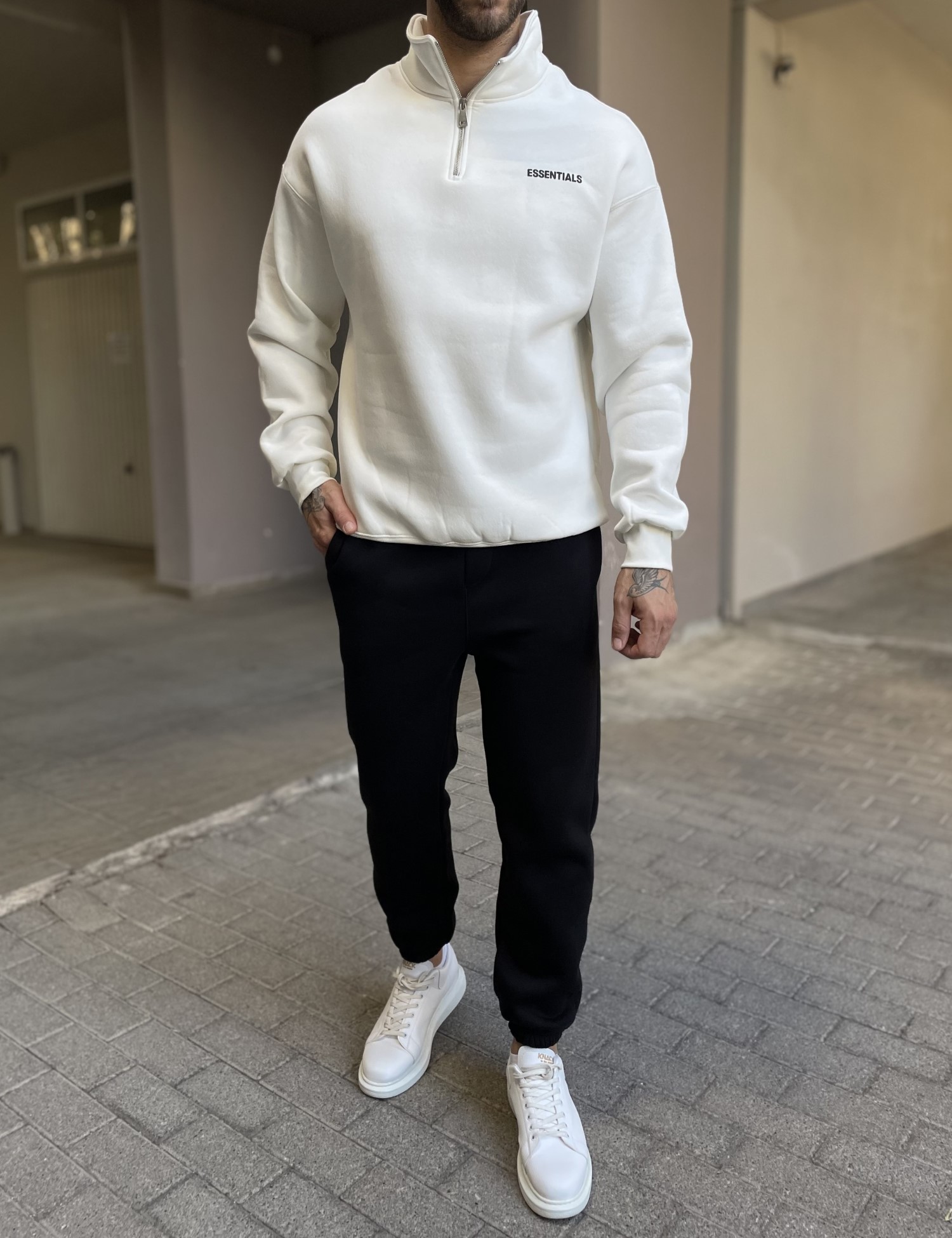 Ανδρικό λευκό φούτερ με μισό φερμουάρ και λογότυπο στο στήθος ES26003W φωτογραφία